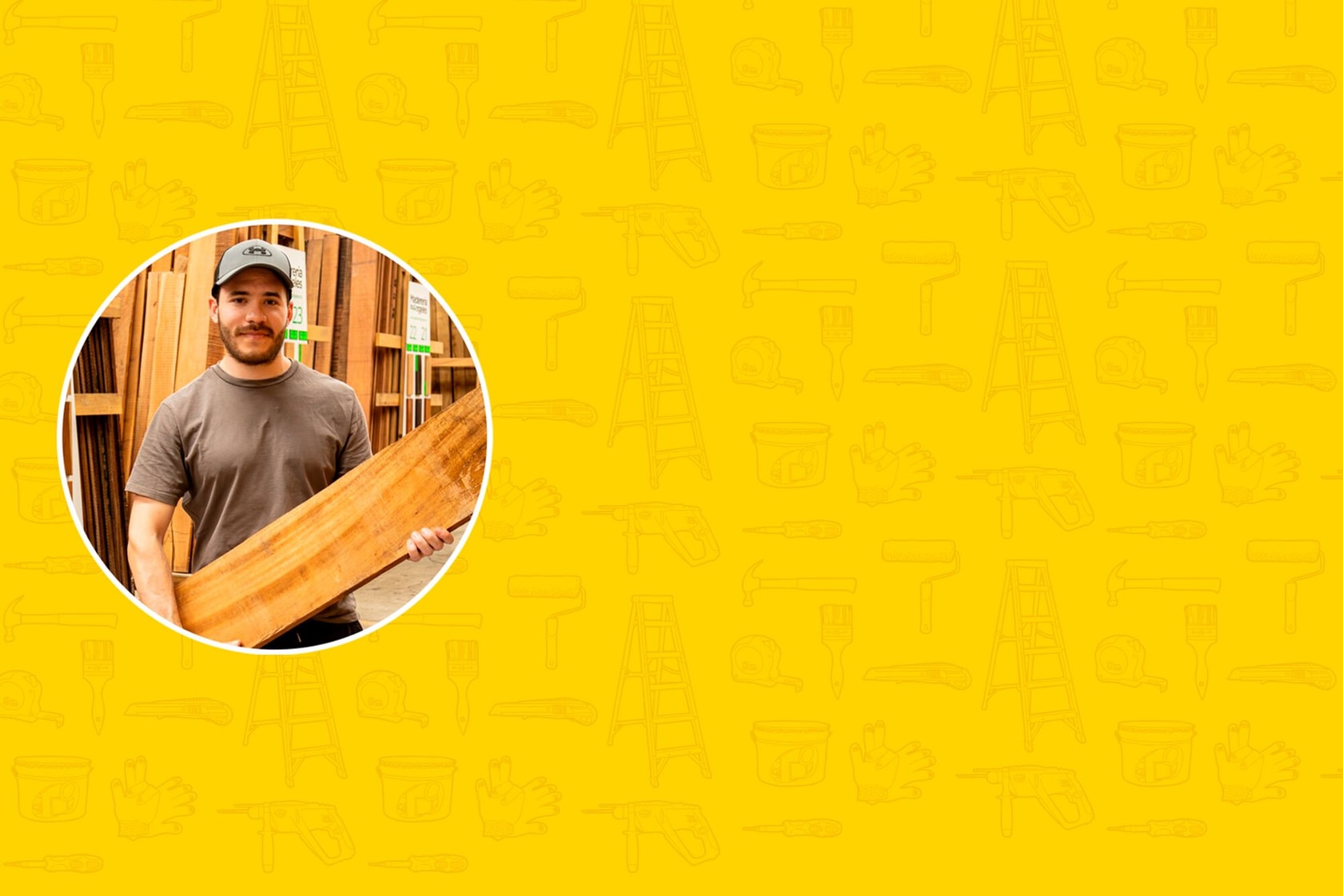Una persona con el rostro difuminado, usando una gorra y una camiseta marrón, sostiene una tabla de madera dentro de una tienda de madera. La imagen está sobre un fondo amarillo con ilustraciones de herramientas y equipo de construcción.