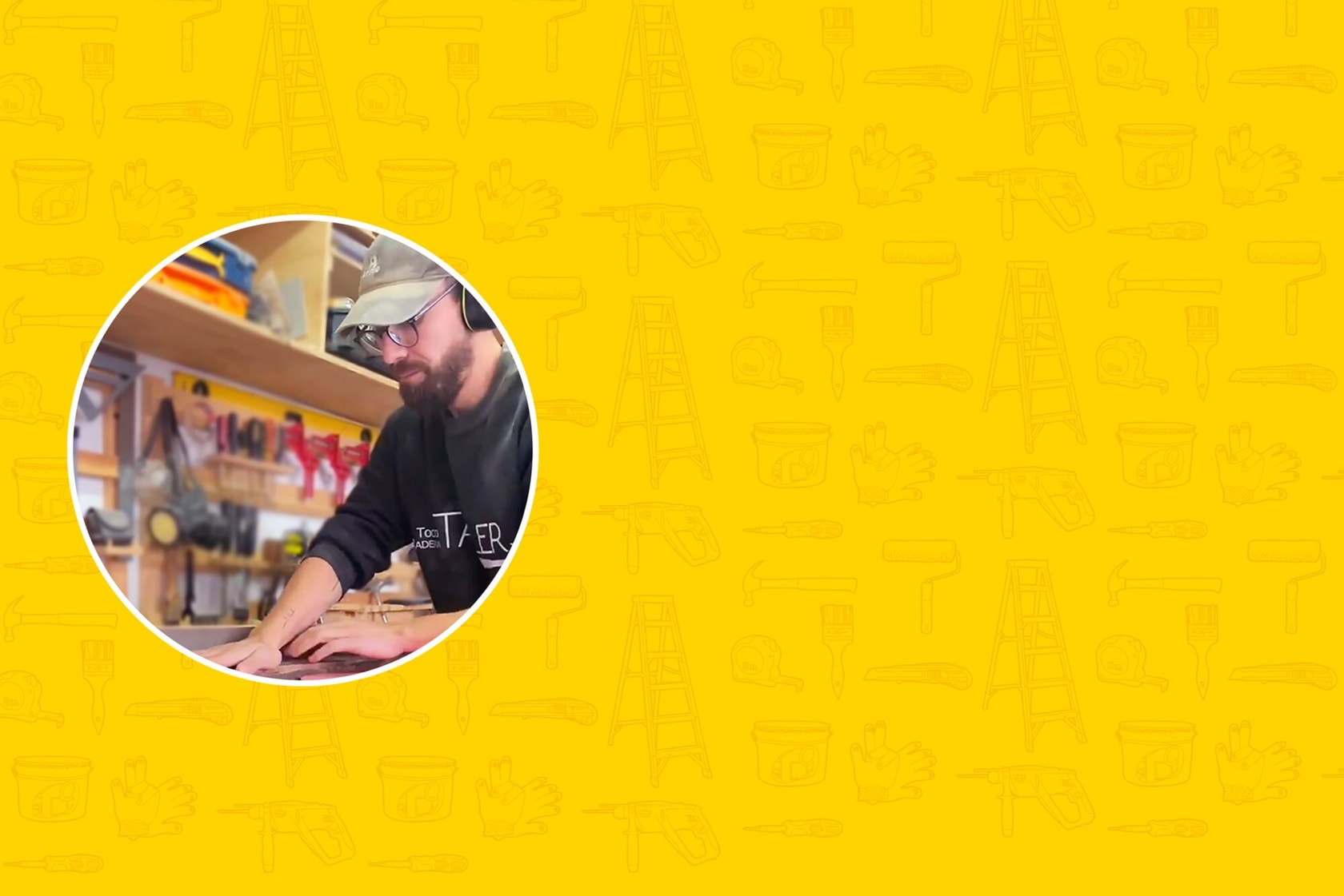 Una foto circular muestra a una persona trabajando en un banco de trabajo en un taller, con el rostro difuminado. El fondo es amarillo con dibujos lineales de herramientas, guantes, brochas, escaleras y cubos.