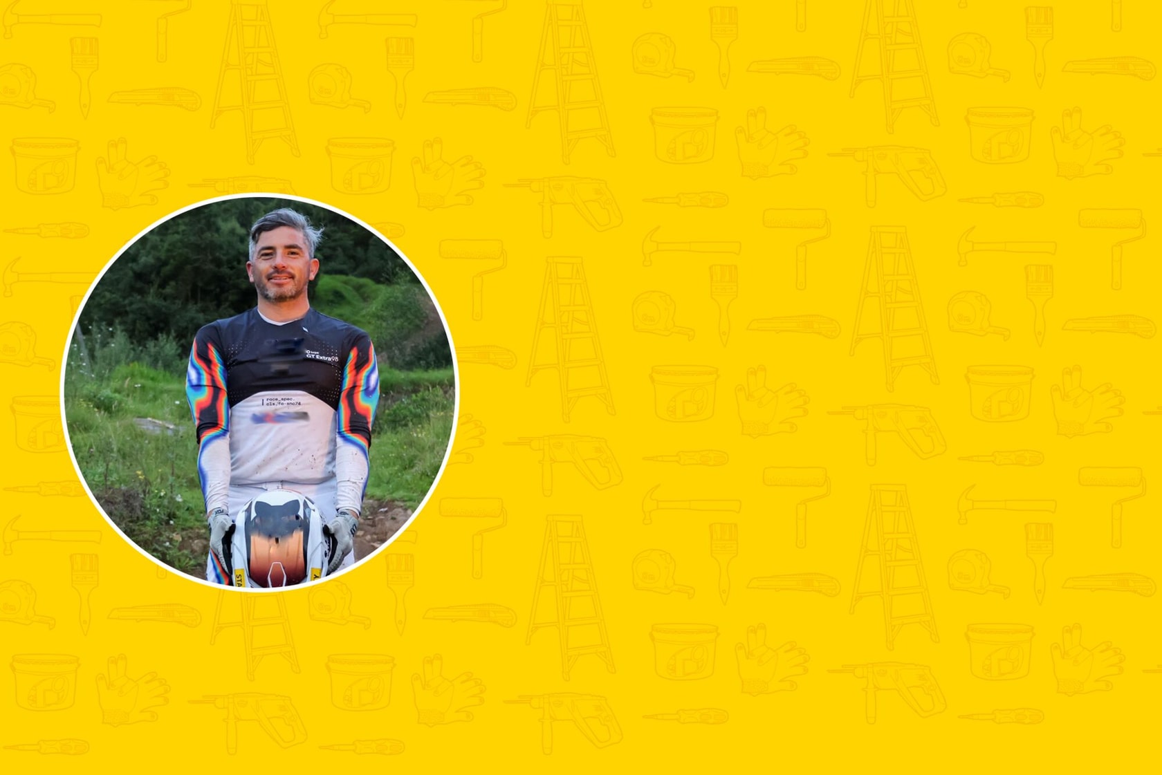 Una persona vestida con un equipo de motocross colorido y sosteniendo un casco aparece en un entorno exterior, con el rostro difuminado. La imagen está enmarcada por un borde circular sobre un fondo amarillo con ilustraciones de herramientas y equipos de construcción. La marca STANLEY es visible en el equipo.